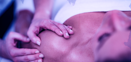 Спортен масаж на рамо на жена.